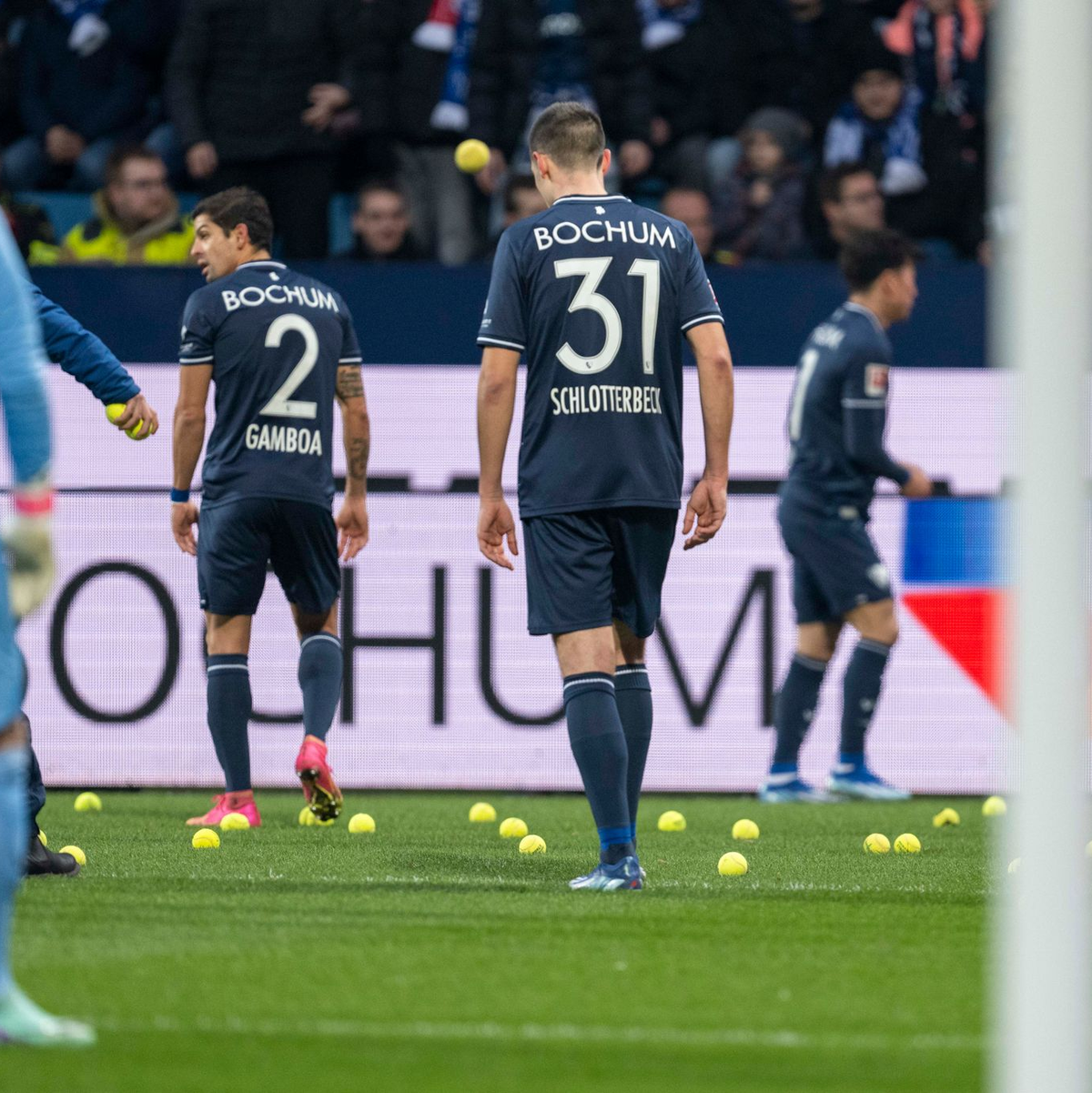 In Bochum flogen aus Protest Tennisbälle auf den Rasen. - Foto: David Inderlied/dpa