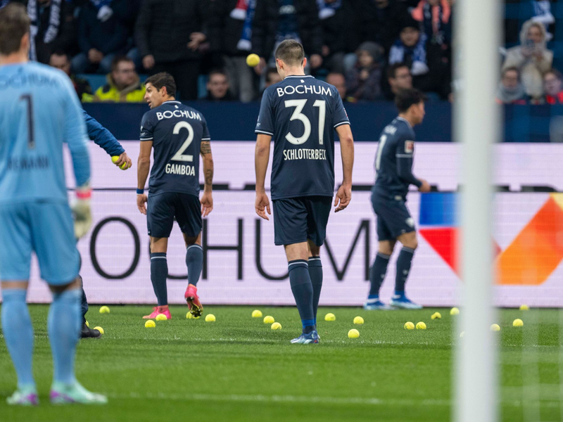 In Bochum flogen aus Protest Tennisbälle auf den Rasen. - Foto: David Inderlied/dpa