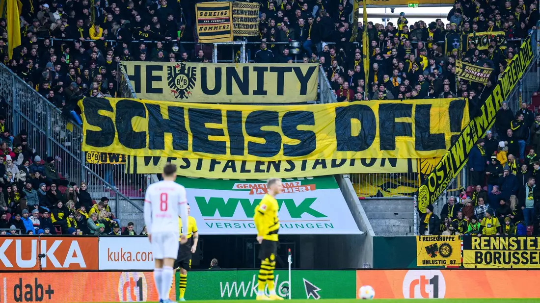 Auch die Dortmunder Fans zeigten ein eindeutiges Banner. - Bild: Tom Weller/dpa