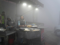 Sehr schlechte Luft: Ein Verkäufer im pakistanischen Lahore. - Foto: K.M. Chaudary/AP/dpa