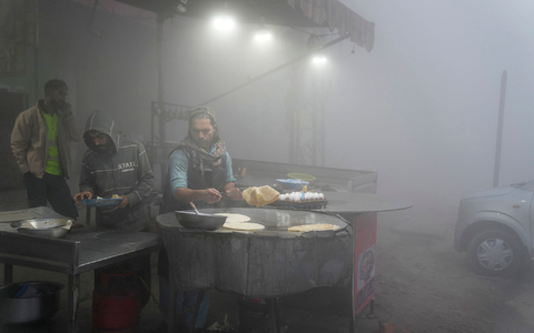 Sehr schlechte Luft: Ein Verkäufer im pakistanischen Lahore. - Foto: K.M. Chaudary/AP/dpa