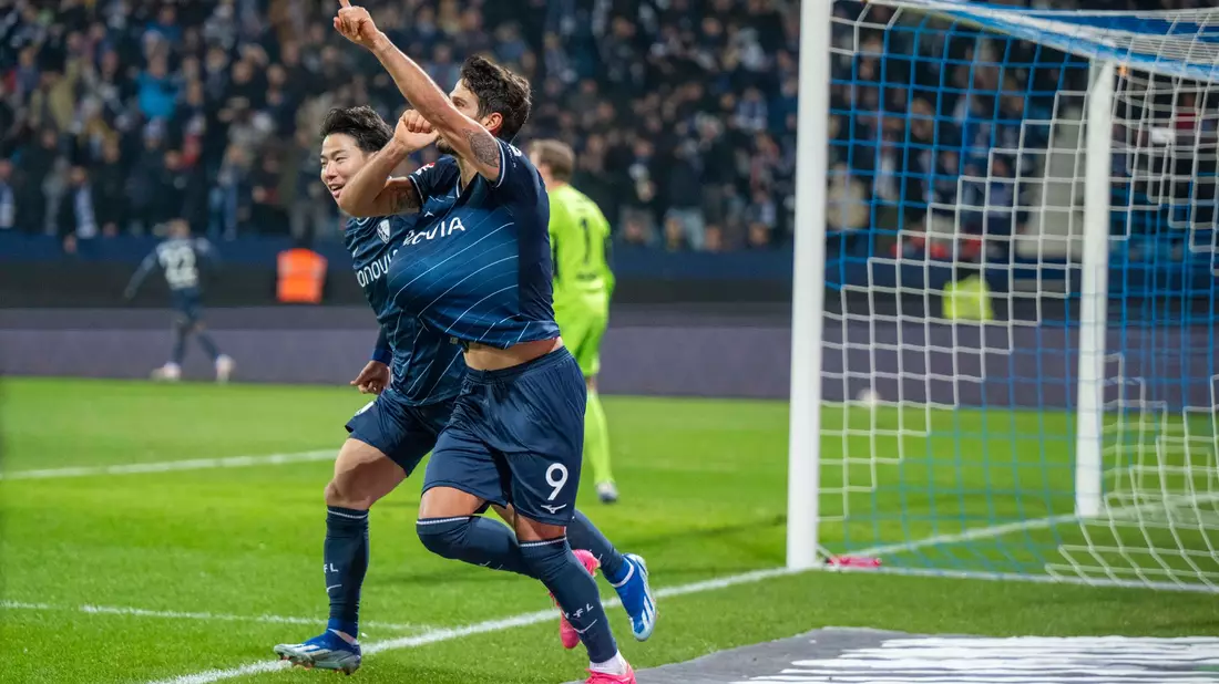 Bochums Takuma Asano (l.) und Goncalo Paciencia jubeln nach dem Tor zum 2:0 gegen den 1. FC Union Berlin. - Bild: David Inderlied/dpa