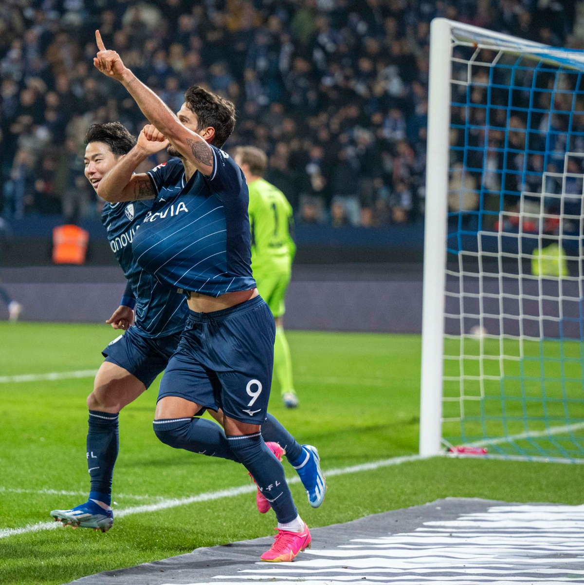 Bochums Takuma Asano (l.) und Goncalo Paciencia jubeln nach dem Tor zum 2:0 gegen den 1. FC Union Berlin. - Foto: David Inderlied/dpa