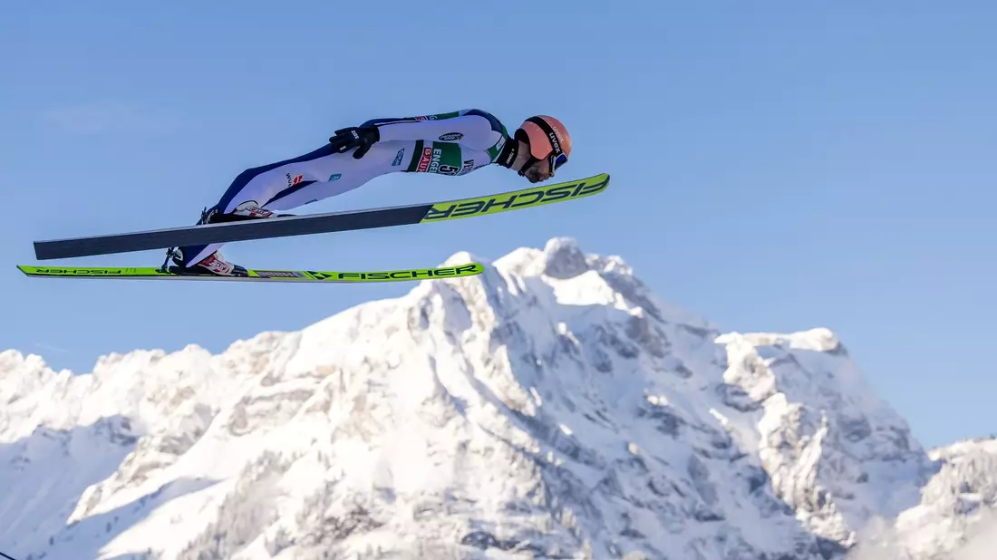 Kam beim Weltcup in Engelberg zweimal auf eine Weite von 135 Metern: Skispringer Pius Paschke. - Bild: Philipp Schmidli/KEYSTONE/dpa