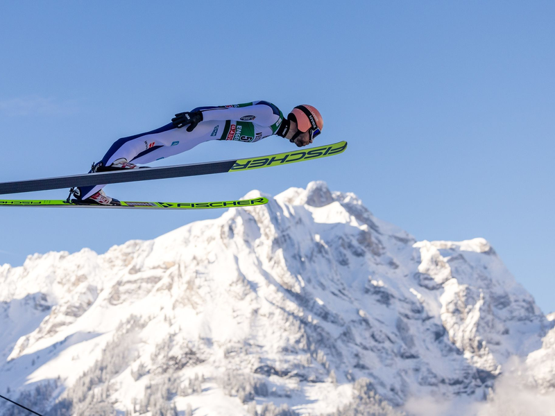 Kam beim Weltcup in Engelberg zweimal auf eine Weite von 135 Metern: Skispringer Pius Paschke. - Foto: Philipp Schmidli/KEYSTONE/dpa