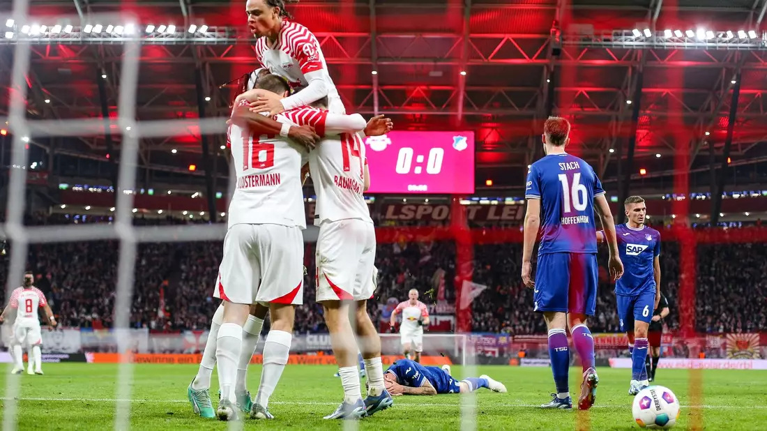 Leipzigs Spieler Lukas Klostermann (l-r), Xavi Simons und Christoph Baumgartner jubeln nach dessen Treffer zum 1:0. - Bild: Jan Woitas/dpa