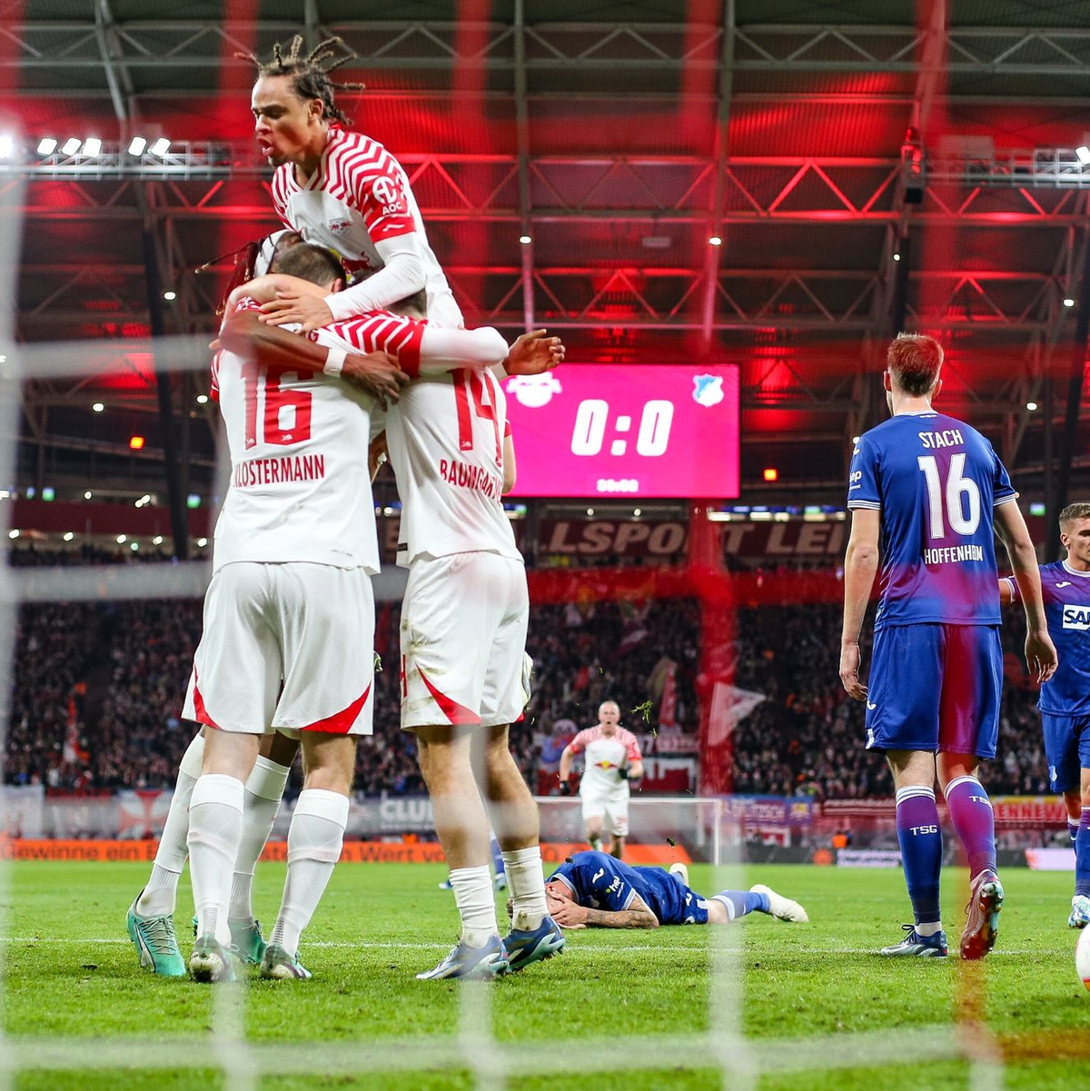 Leipzigs Spieler Lukas Klostermann (l-r), Xavi Simons und Christoph Baumgartner jubeln nach dessen Treffer zum 1:0. - Foto: Jan Woitas/dpa