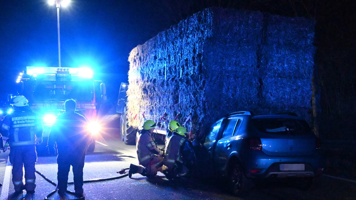 FW Pulheim: Pulheim - Auffahrunfall eines PKW mit Heuanhänger - Foto: presseportal.de