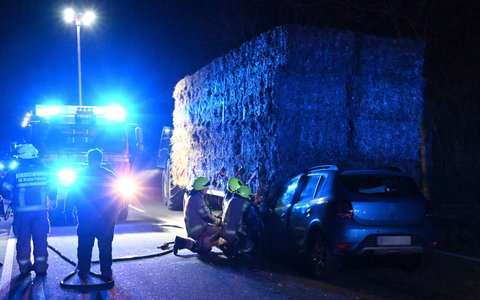 FW Pulheim: Pulheim - Auffahrunfall eines PKW mit Heuanhänger - Foto: presseportal.de