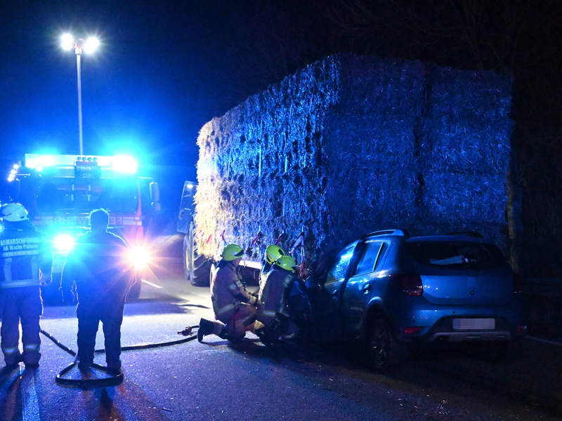 FW Pulheim: Pulheim - Auffahrunfall eines PKW mit Heuanhänger - Foto: presseportal.de