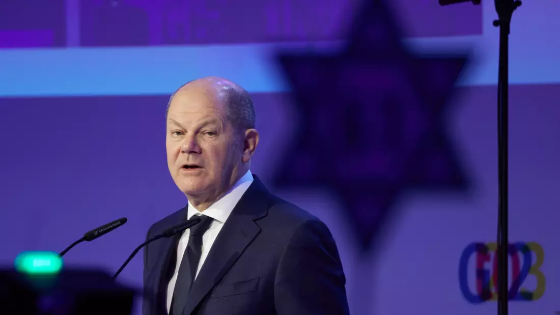 Bundeskanzler Olaf Scholz spricht beim Jüdischen Gemeindetag in Berlin. - Bild: Joerg Carstensen/dpa
