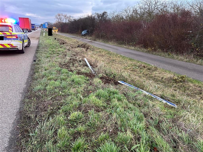 POL-PDLD: A65 Edenkoben - überschlagenes Fahrzeug - Foto: presseportal.de