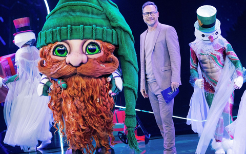 Die Figur «Klaus Claus» in der Prosieben-Show The Masked Singer neben Moderator Matthias Opdenhövel. - Foto: Rolf Vennenbernd/dpa