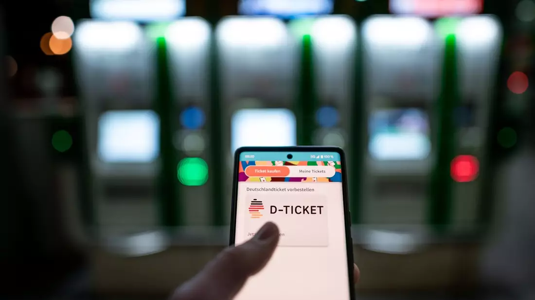 Das Deutschlandticket hat Fahrten im Nah- und Regionalverkehr vielerorts günstiger gemacht. - Bild: Fabian Strauch/dpa/Symbolbild