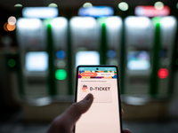 Das Deutschlandticket hat Fahrten im Nah- und Regionalverkehr vielerorts günstiger gemacht. - Foto: Fabian Strauch/dpa/Symbolbild