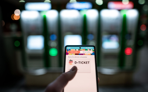 Das Deutschlandticket hat Fahrten im Nah- und Regionalverkehr vielerorts günstiger gemacht. - Foto: Fabian Strauch/dpa/Symbolbild