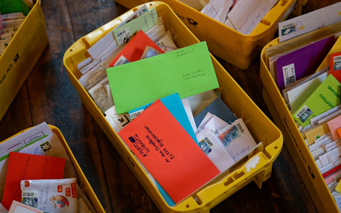 Briefe mit Wunschzettel liegen in der Christkindpostfiliale der Deutschen Post. - Foto: Henning Kaiser/dpa