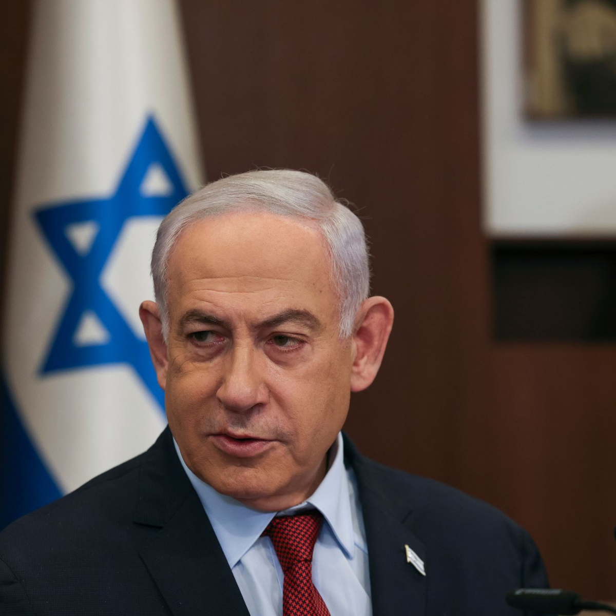 Israels Premierminister Benjamin Netanjahu nimmt an der wöchentlichen Kabinettssitzung in Jerusalem teil. - Foto: Ronen Zvulun/Pool Reuters/AP/dpa