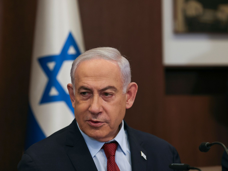 Israels Premierminister Benjamin Netanjahu nimmt an der wöchentlichen Kabinettssitzung in Jerusalem teil. - Foto: Ronen Zvulun/Pool Reuters/AP/dpa