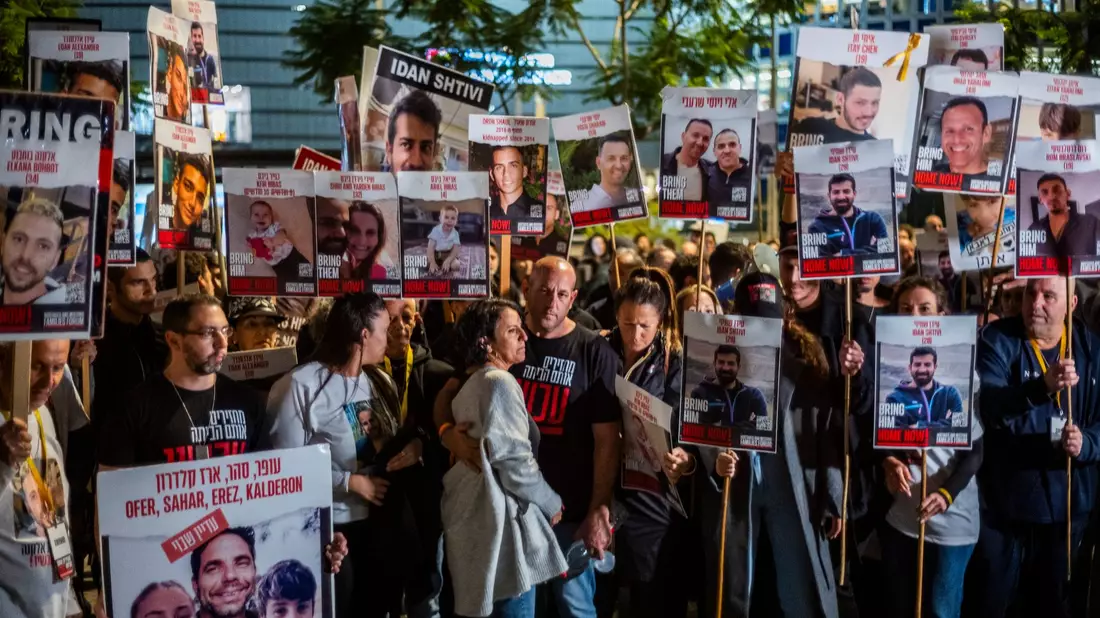 Israelis und Angehörige der Geiselfamilien  fordern Premierminister Netanjahu auf, sich stärker für die Freilassung der verbleibenden Geiseln im Gazastreifen einzusetzen. - Bild: Ilia Yefimovich/dpa