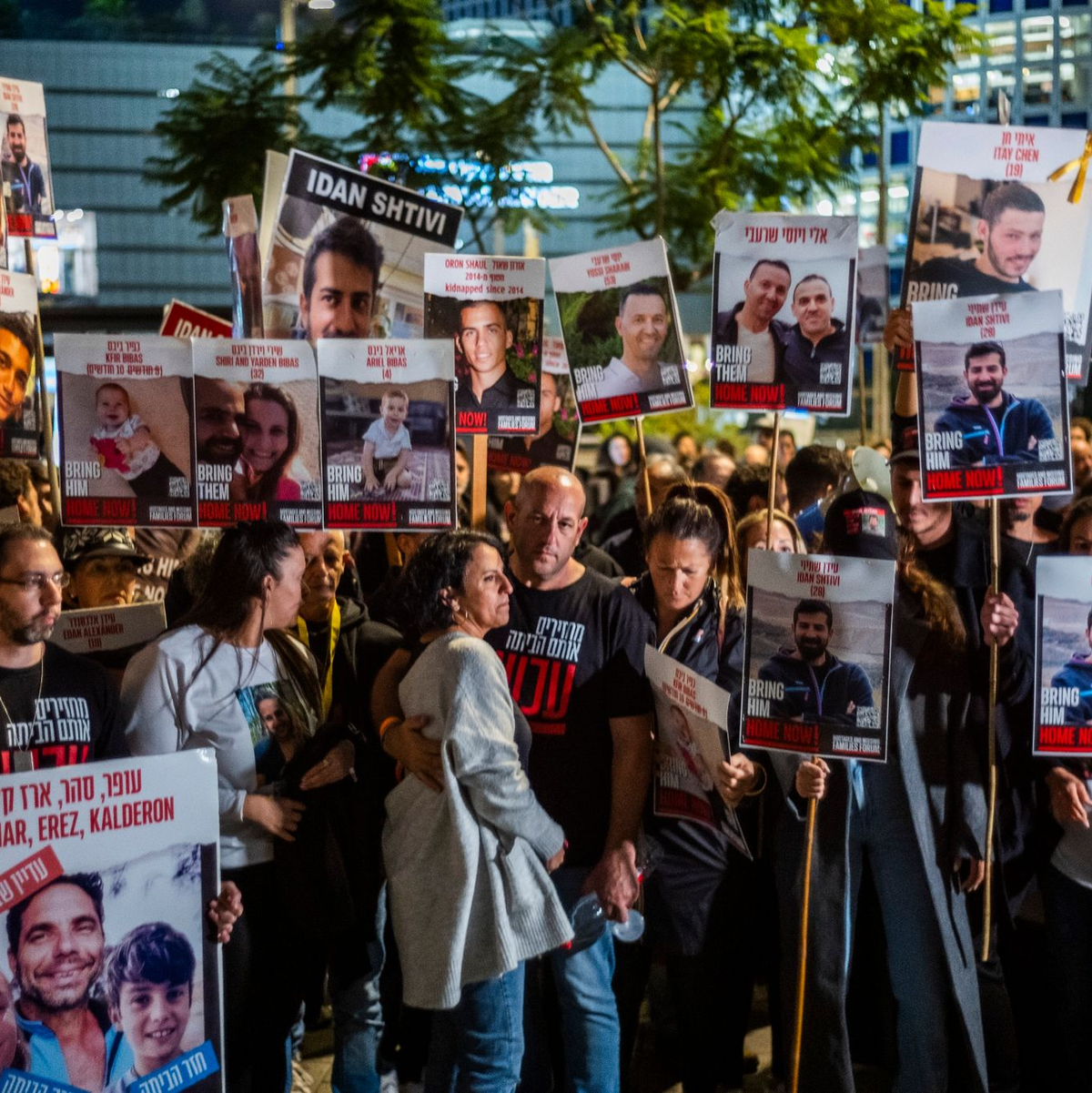 Israelis und Angehörige der Geiselfamilien  fordern Premierminister Netanjahu auf, sich stärker für die Freilassung der verbleibenden Geiseln im Gazastreifen einzusetzen. - Foto: Ilia Yefimovich/dpa