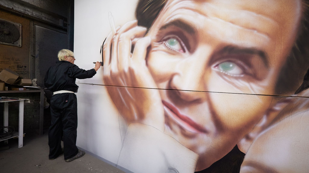 Mit dem gedruckten Original-Plakat als Vorlage malt Valien das Kinoplakat. - Foto: Jörg Carstensen/dpa