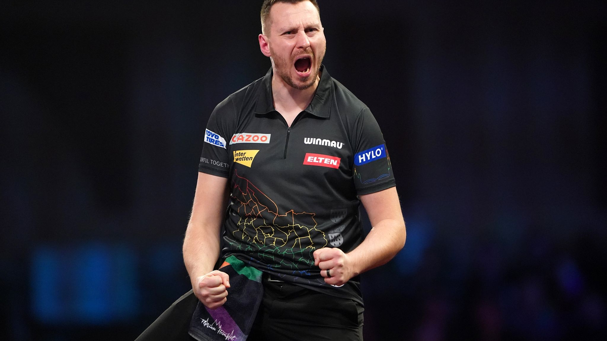 Emotionaler Moment: Florian Hempel feiert seinen Sieg gegen Dimitri van den Bergh. - Foto: Zac Goodwin/PA Wire/dpa