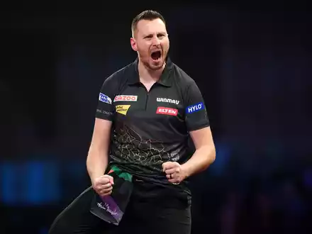 Emotionaler Moment: Florian Hempel feiert seinen Sieg gegen Dimitri van den Bergh. - Foto: Zac Goodwin/PA Wire/dpa