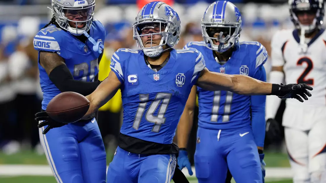 Detroit Lions Wide Receiver Amon-Ra St. Brown (14) kickt den Ball nach seinem Touchdown auf die Tribüne. - Bild: Duane Burleson/AP/dpa