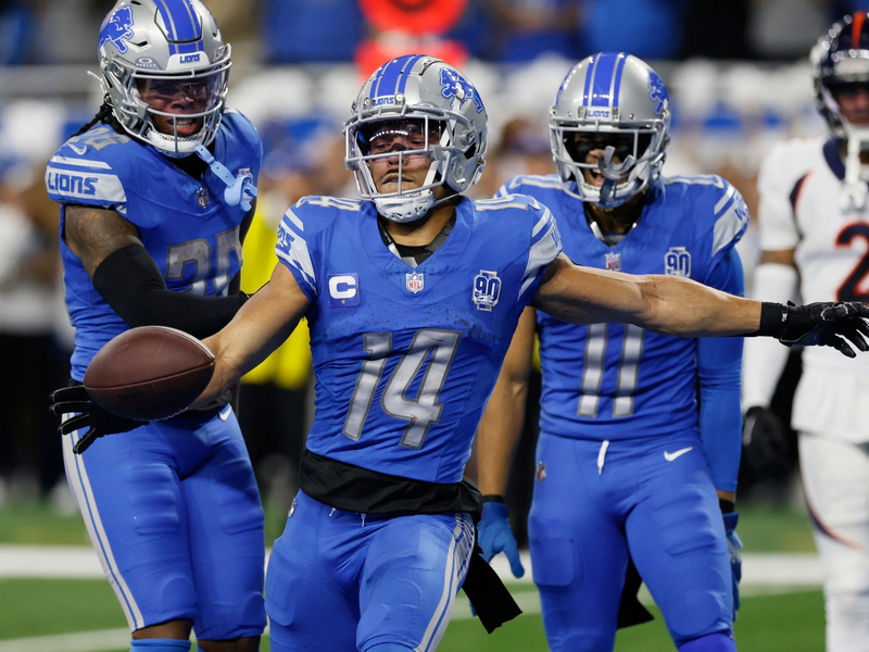 Detroit Lions Wide Receiver Amon-Ra St. Brown (14) kickt den Ball nach seinem Touchdown auf die Tribüne. - Foto: Duane Burleson/AP/dpa