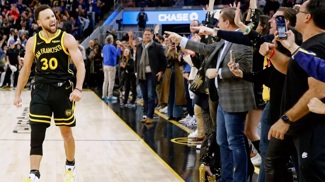 Stephen Curry (l) führte die Golden State Warriors zum Sieg. - Bild: Santiago Mejia/San Francisco Chronicle via AP/dpa