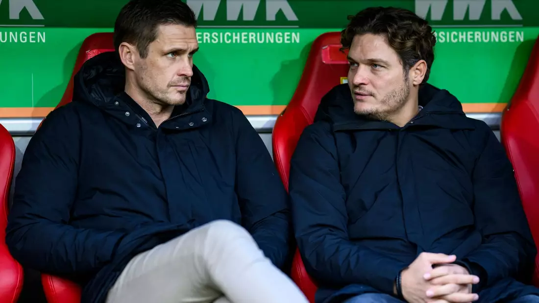 Dortmunds Sportdirektor Sebastian Kehl (l) und BVB-Trainer Edin Terzic in Augsburg auf der Bank. - Bild: Tom Weller/dpa