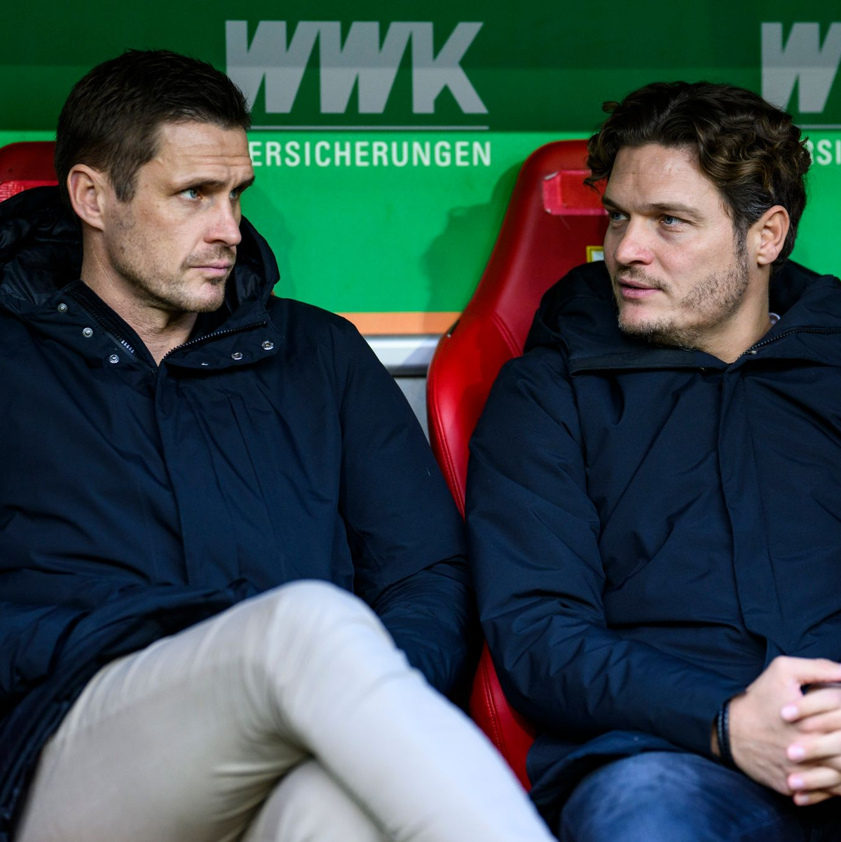Dortmunds Sportdirektor Sebastian Kehl (l) und BVB-Trainer Edin Terzic in Augsburg auf der Bank. - Foto: Tom Weller/dpa