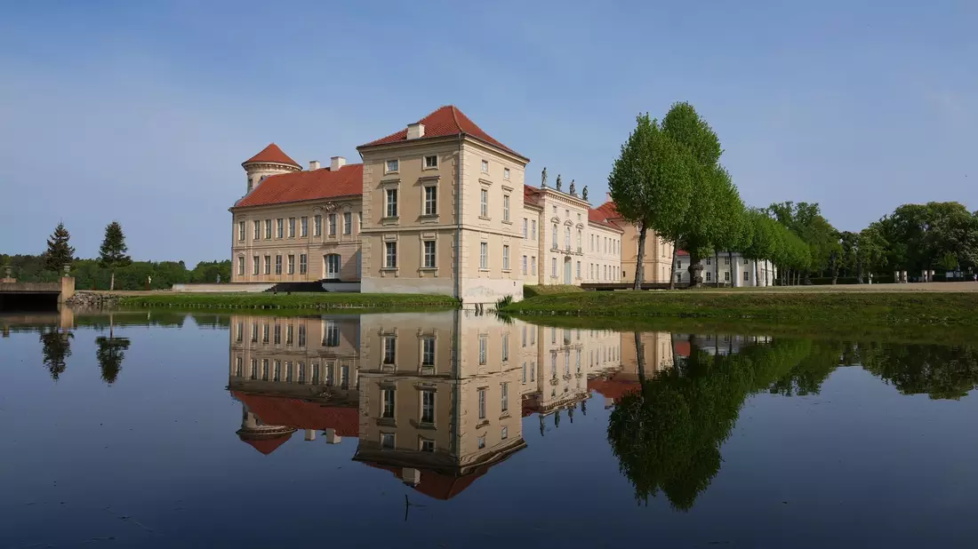 Im Schloss Rheinsberg ist das Kurt Tucholsky Literaturmuseum beheimatet. - Bild: Soeren Stache/dpa