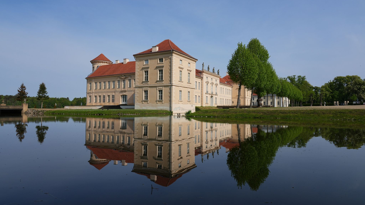 Im Schloss Rheinsberg ist das Kurt Tucholsky Literaturmuseum beheimatet. - Foto: Soeren Stache/dpa