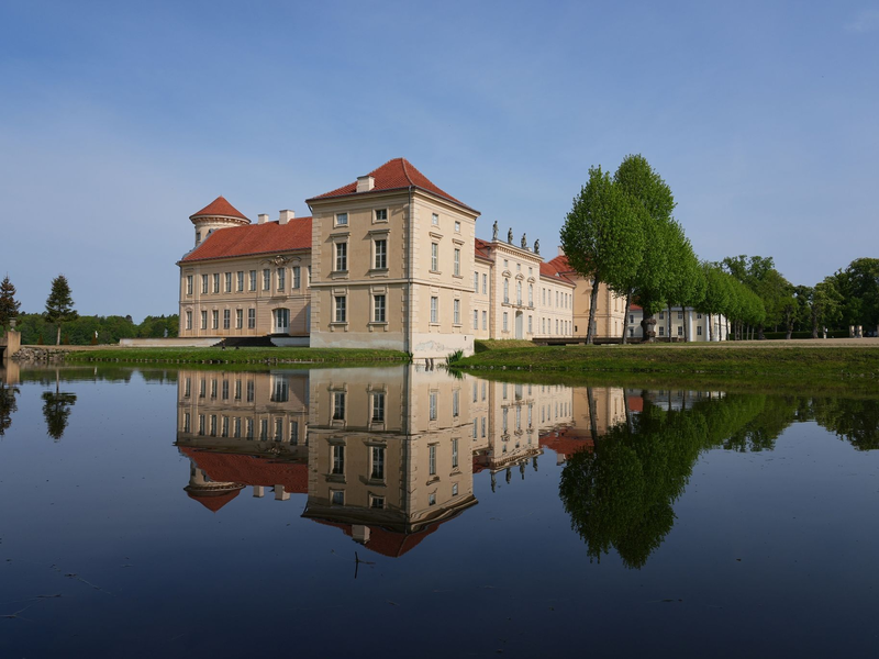 Im Schloss Rheinsberg ist das Kurt Tucholsky Literaturmuseum beheimatet. - Foto: Soeren Stache/dpa
