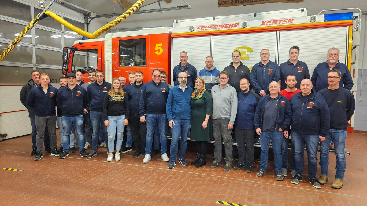 FW Xanten: Wertvolles Feedback und Anerkennung für die Feuerwehr - Patient besucht den Löschzug Xanten-Nord - Foto: presseportal.de
