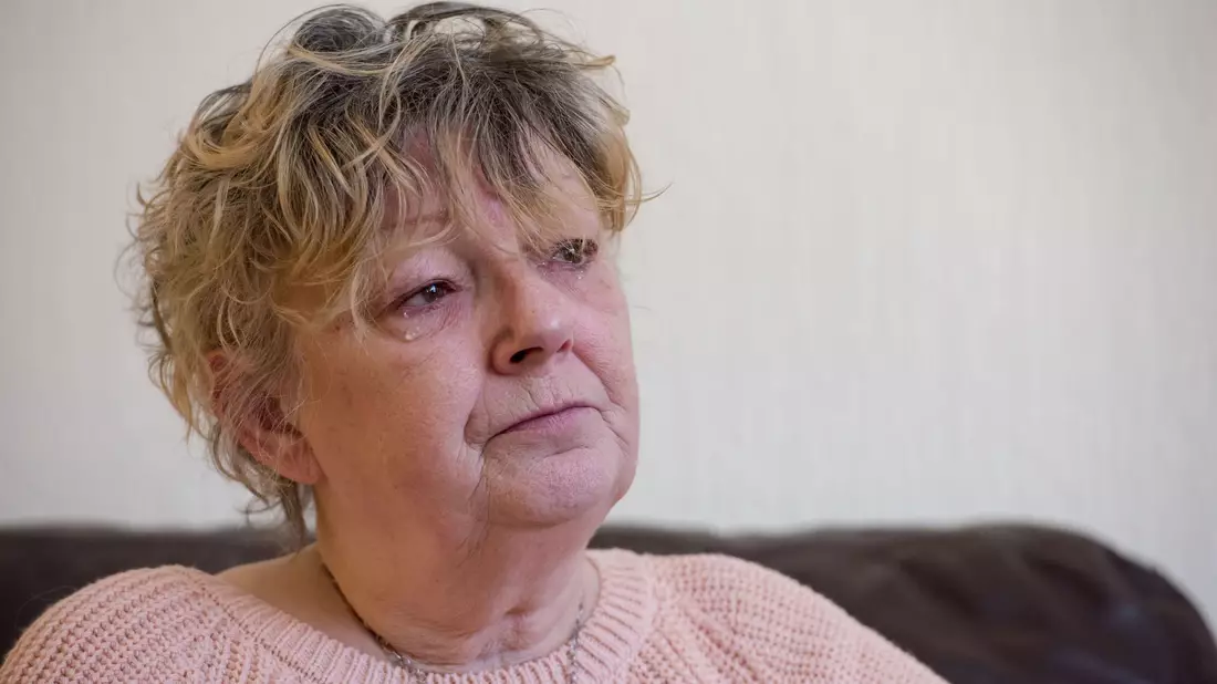 Susan Caruana, die Großmutter und Sorgeberechtigte des seit sechs Jahren vermissten britischen Jungen (undatiertes Handout). - Bild: Darren Robinson/Oldham Times/PA Media/dpa