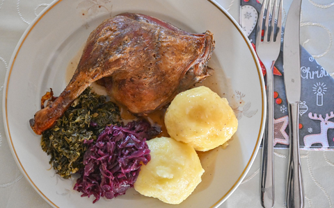 Das Weihnachtsessen nicht in Gefahr: Eine Entenkeule mit Klößen, Rotkohl und Grünkohl wird serviert. - Foto: Patrick Pleul/dpa