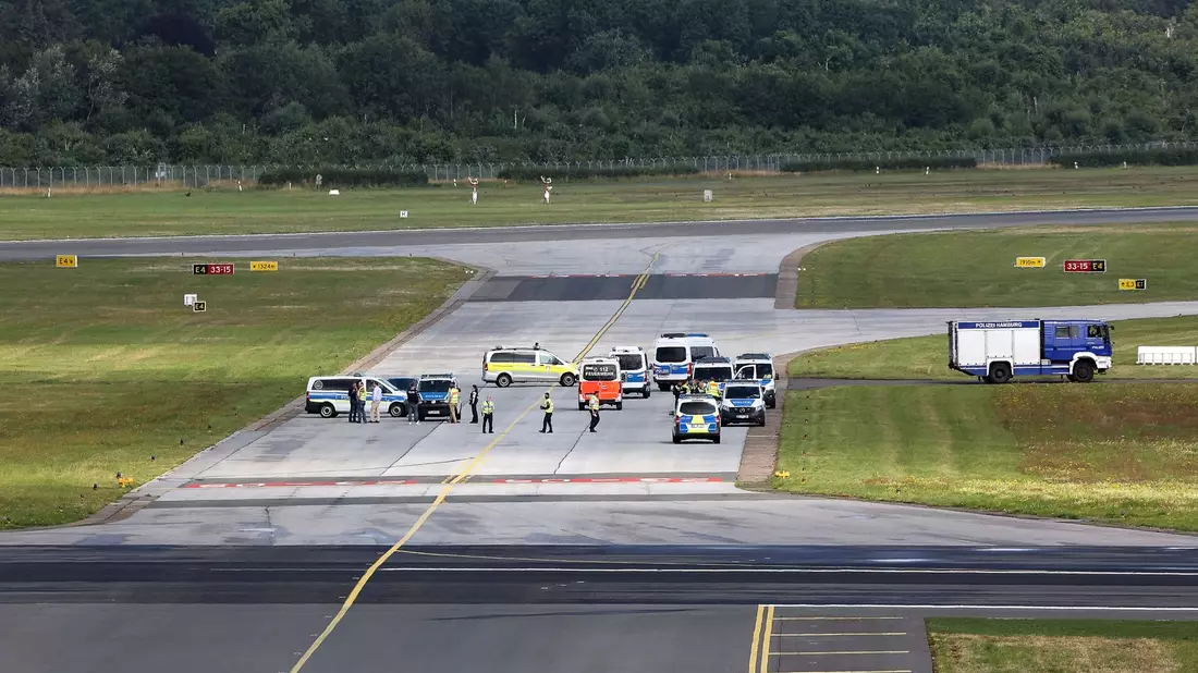 Bei Klima-Protesten am 13. Juli am Flughafen Hamburg sollen der Lufthansa-Gruppe 400.000 Euro Schaden entstanden sein. - Bild: Bodo Marks/dpa