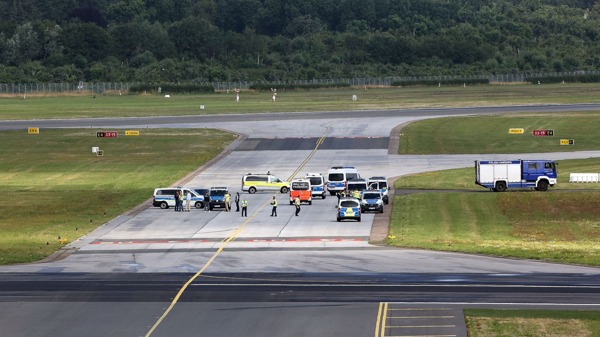 Bei Klima-Protesten am 13. Juli am Flughafen Hamburg sollen der Lufthansa-Gruppe 400.000 Euro Schaden entstanden sein. - Foto: Bodo Marks/dpa