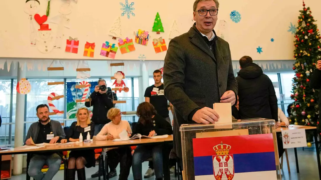Der serbische Präsident Aleksandar Vucic gilt als Favorit. - Bild: Darko Vojinovic/AP