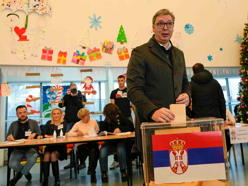 Der serbische Präsident Aleksandar Vucic gilt als Favorit. - Foto: Darko Vojinovic/AP