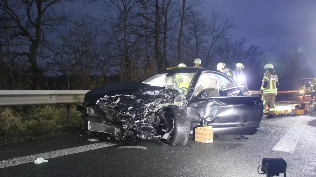 FF Bad Salzuflen: Ein schwerverletzter nach Unfall mit mehreren Beteiligten auf der A2/ Feuerwehr Bad Salzuflen rückt mit 40 Einsatzkräften am Sonntagmorgen auf die Autobahn aus - Bild: presseportal.de
