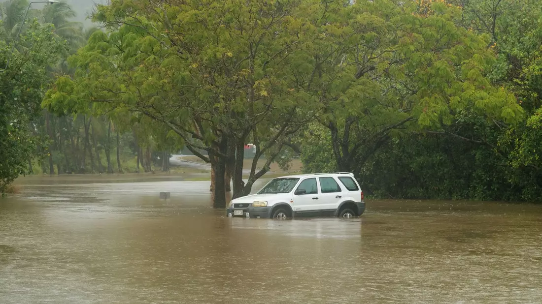 Umgestürzte Bäume nach starken Winden durch den Zyklon «Jasper» an einer Straße  in Cairns an der australischen Ostküste. - Bild: Joshua Prieto/AAP/dpa