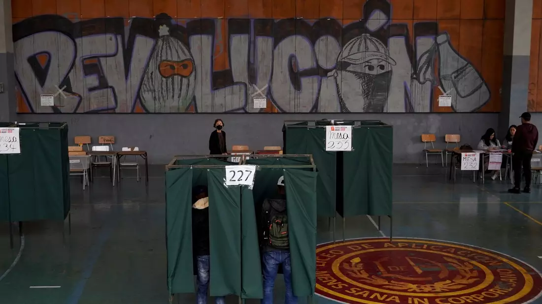 Referendum in Chile: Die neue Verfassung soll das aktuelle Grundgesetz ersetzen, das noch aus der Zeit der Militärdiktatur stammt. - Bild: Matias Basualdo/AP/dpa