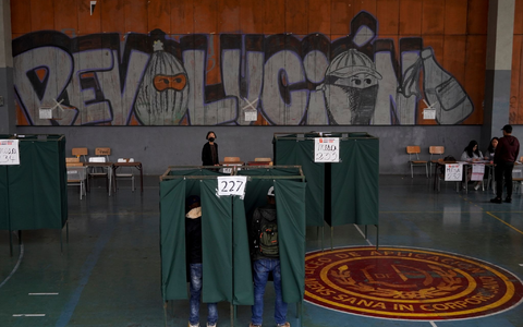 Referendum in Chile: Die neue Verfassung soll das aktuelle Grundgesetz ersetzen, das noch aus der Zeit der Militärdiktatur stammt. - Foto: Matias Basualdo/AP/dpa Referendum in Chile: Die neue Verfassung soll das aktuelle Grundgesetz ersetzen, das noch aus der Zeit der Militärdiktatur stammt. - Foto: Matias Basualdo/AP/dpa