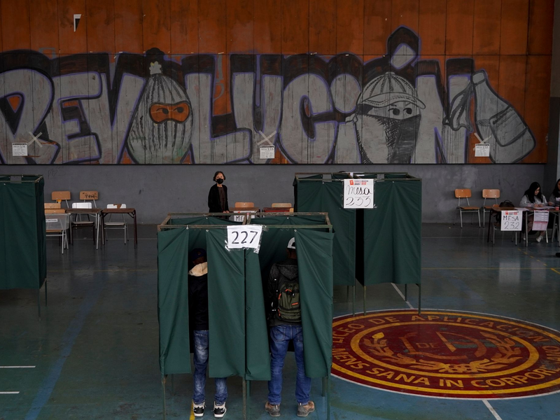 Referendum in Chile: Die neue Verfassung soll das aktuelle Grundgesetz ersetzen, das noch aus der Zeit der Militärdiktatur stammt. - Foto: Matias Basualdo/AP/dpa