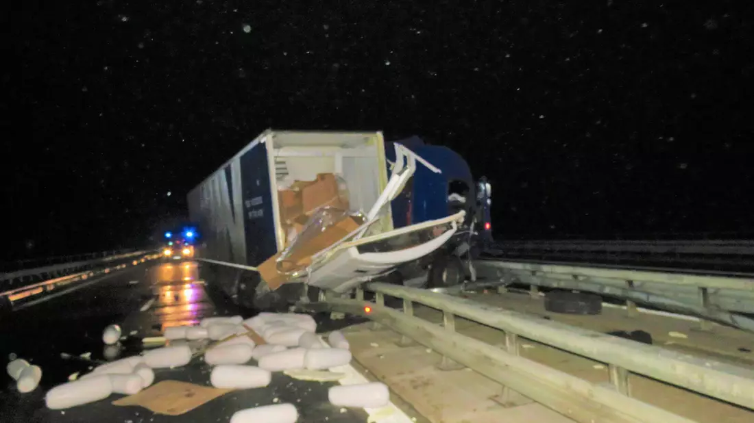 Dönerspieße liegen nach einem Lkw-Unfall auf der Autobahn 81 in Baden-Württemberg. - Bild: --/Schutzpolizeidirektion Verkehrsdienst Tauberbischofsheim/dpa