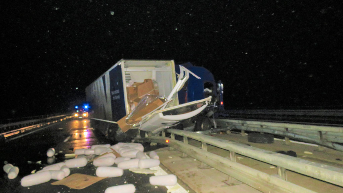Dönerspieße liegen nach einem Lkw-Unfall auf der Autobahn 81 in Baden-Württemberg. - Foto: --/Schutzpolizeidirektion Verkehrsdienst Tauberbischofsheim/dpa